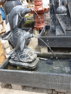 Cặp Cá heo phun nước bằng đá marble đen. Giá 7,5 tr